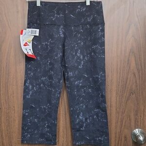 Kirkland Signature Size M Black Grey Capri Yoga Pants